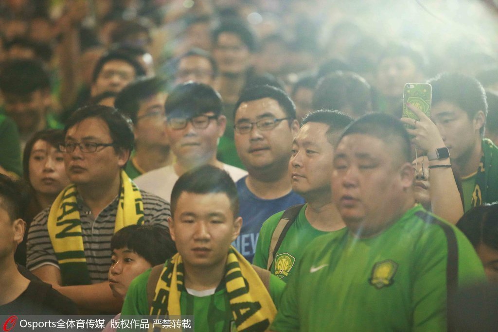  AC米兰主场溃败，球迷高呼教练下课  