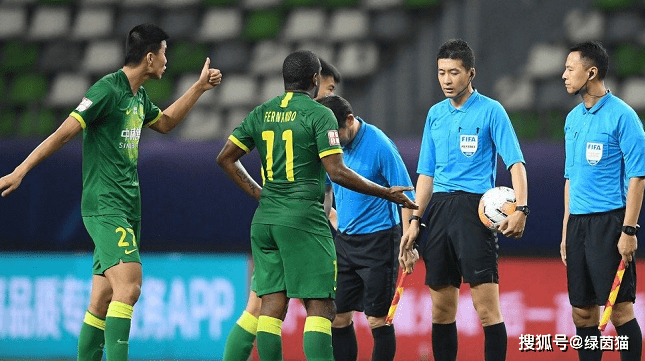  法甲新规实施，VAR技术引发争议判罚  