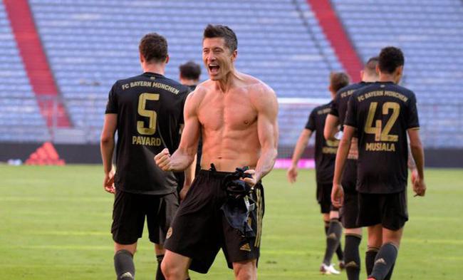  哈兰德蝉联月度最佳球员，破德甲单季进球纪录  